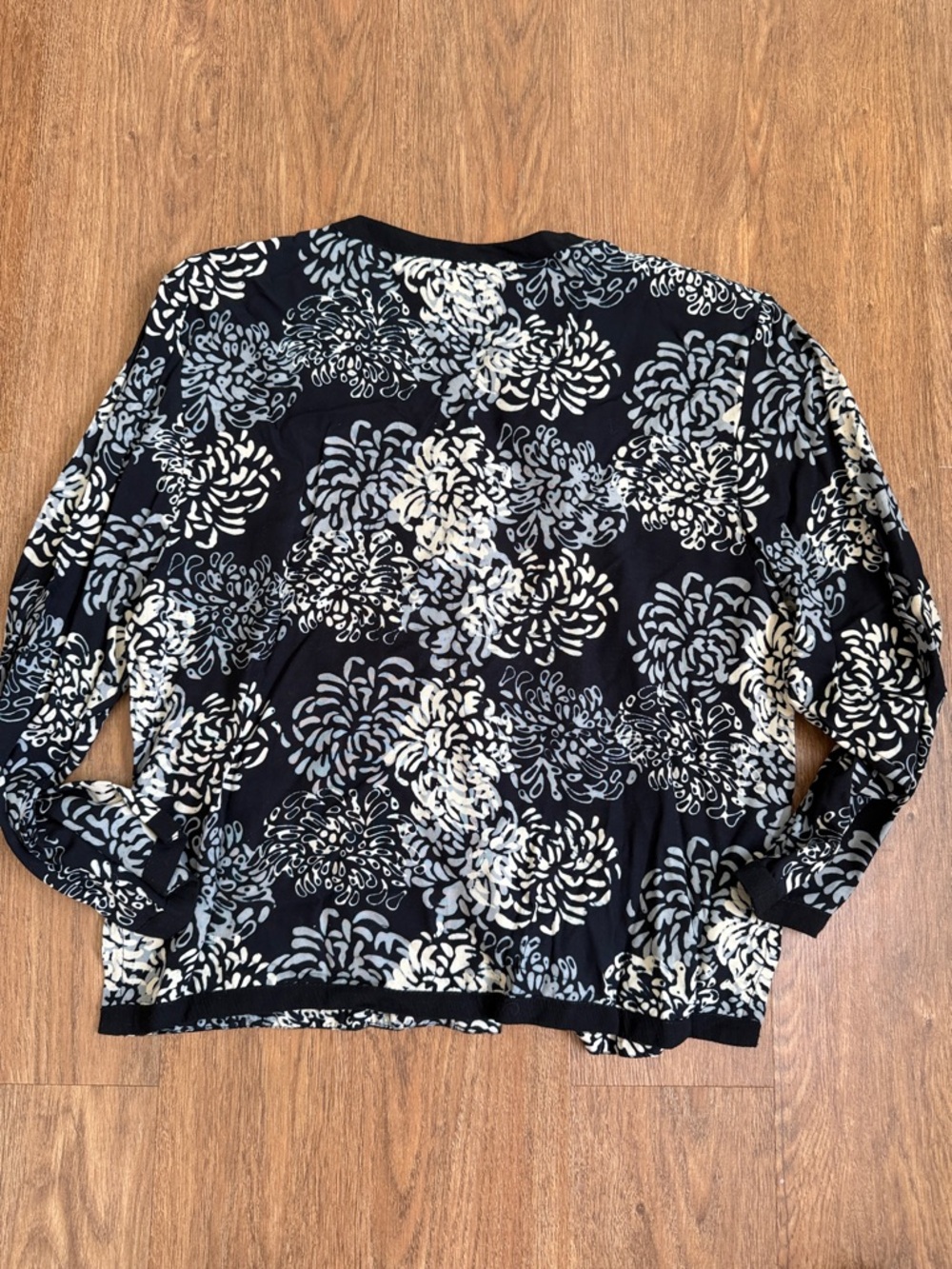 Very Vineyard Women's Navy Floral Button-Front - Picture 5 of 5